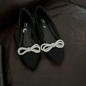 Jones New York Quenelle 7.5M Black Flats - With Crystal Bows & Shiny Heels!
